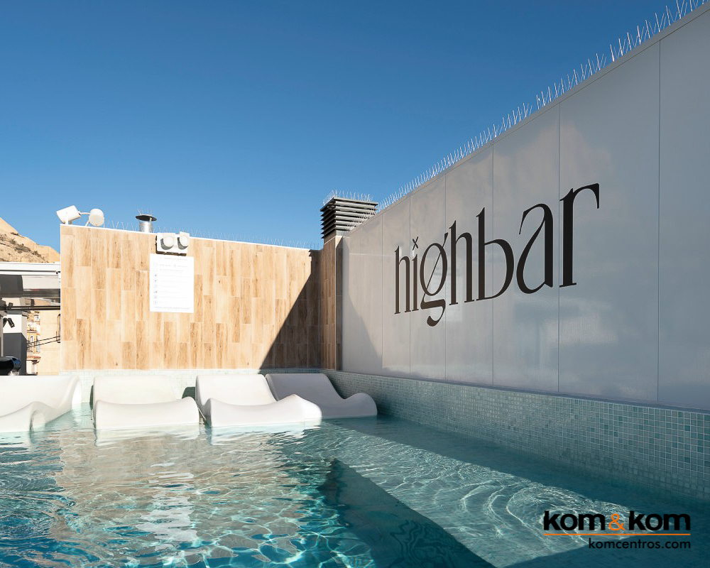 Highbar: Terraza Chill Out en la Azotea del hotel Odissey Room en el centro de Alicante. Proyecto Integral de Kom&Kom